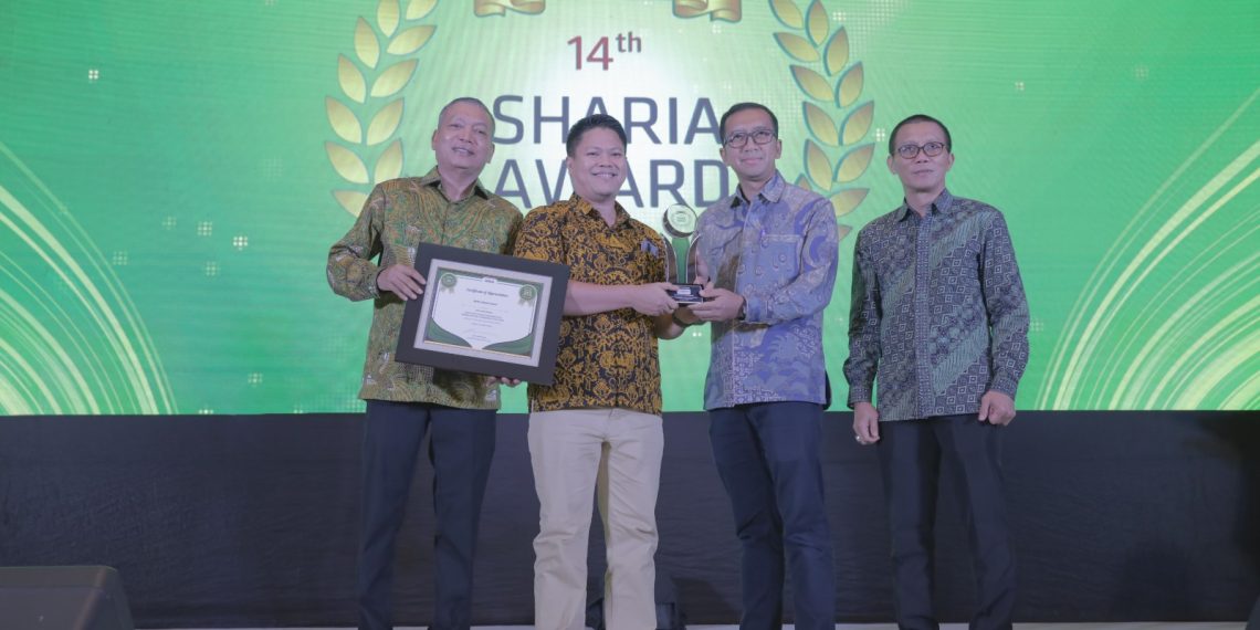 Direktur Utama Bank Dinar Mustaen menerima penghargaan Platinum Champion di ajang Infobank Sharia Award 2025 di Shangri La Hotel, Jakarta Pusat. Kamis (2/10).