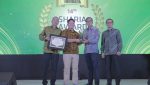 Direktur Utama Bank Dinar Mustaen menerima penghargaan Platinum Champion di ajang Infobank Sharia Award 2025 di Shangri La Hotel, Jakarta Pusat. Kamis (2/10).
