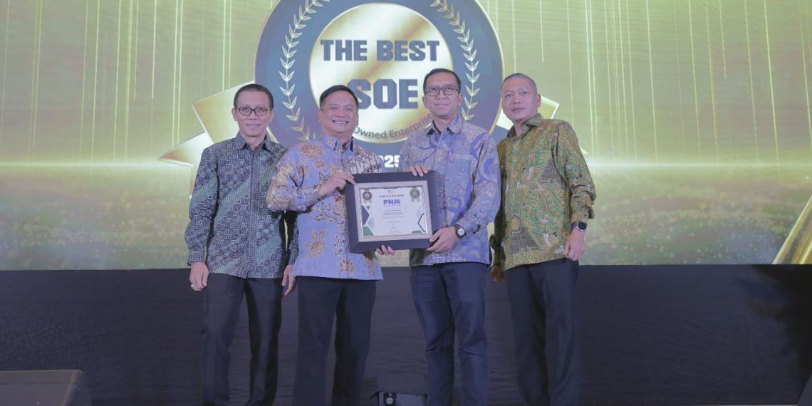 Direktur Utama PNM, Arief Mulyadi menerima penghargaan “The Best State Owned Enterprise (SOE) 2025" di ajang The Asian Post: Indonesia Economic Summit 2025 di Shangri La Hotel, Jakarta. Kamis (2/10).
