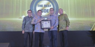 Direktur Utama PNM, Arief Mulyadi menerima penghargaan “The Best State Owned Enterprise (SOE) 2025" di ajang The Asian Post: Indonesia Economic Summit 2025 di Shangri La Hotel, Jakarta. Kamis (2/10).