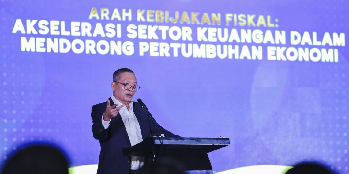 Chairman Infobank Media Group, Eko B. Supriyanto dalam acara Top 20 Financial Institutions Award & Best CFO 2025 yang digelar Infobank Media Group di Bali Room, Hotel Indonesia Kempinski, Jakarta, Selasa, 28 Oktober 2025. (Foto: M. Zulfikar)