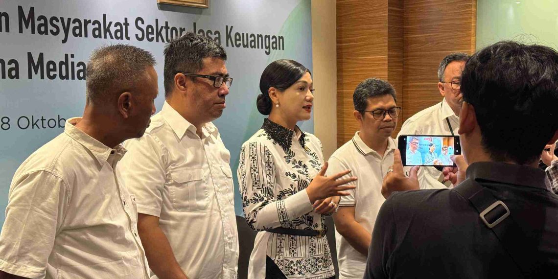 Kepala Eksekutif Pengawas Perilaku Usaha Jasa Keuangan, Edukasi, dan Perlindungan Konsumen OJK, Friderica Widyasari Dewi (tengah), usai diskusi “Perlindungan Konsumen dan Masyarakat Sektor Jasa Keuangan” di Purwokerto, Sabtu, 18 Oktober 2025. (Foto: Ayu Utami)