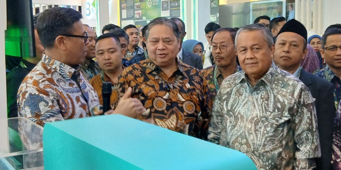 Gubernur Bank Indonesia (BI), Perry Warjiyo (kanan) bersama Menteri Koordinator Bidang Perekonomian, Airlangga Hartarto, di acara Indonesia Sharia Economic Festival (ISEF) ke-12 di Jakarta, Rabu (8/10). (Foto: Alfi Salima Puteri)