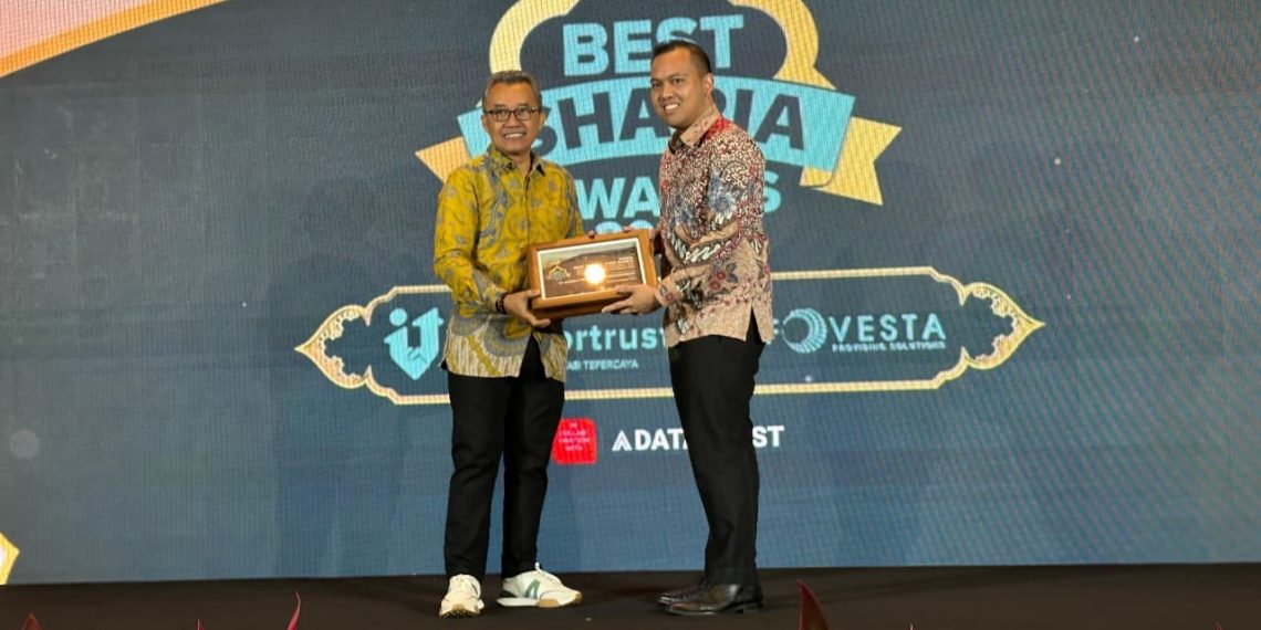 Head of Investment & Research PT Insight Investments Management, Dhanang Amiruddin Satrio (kanan), menerima penghargaan Best Sharia Awards 2025.. (Foto: Istimewa)