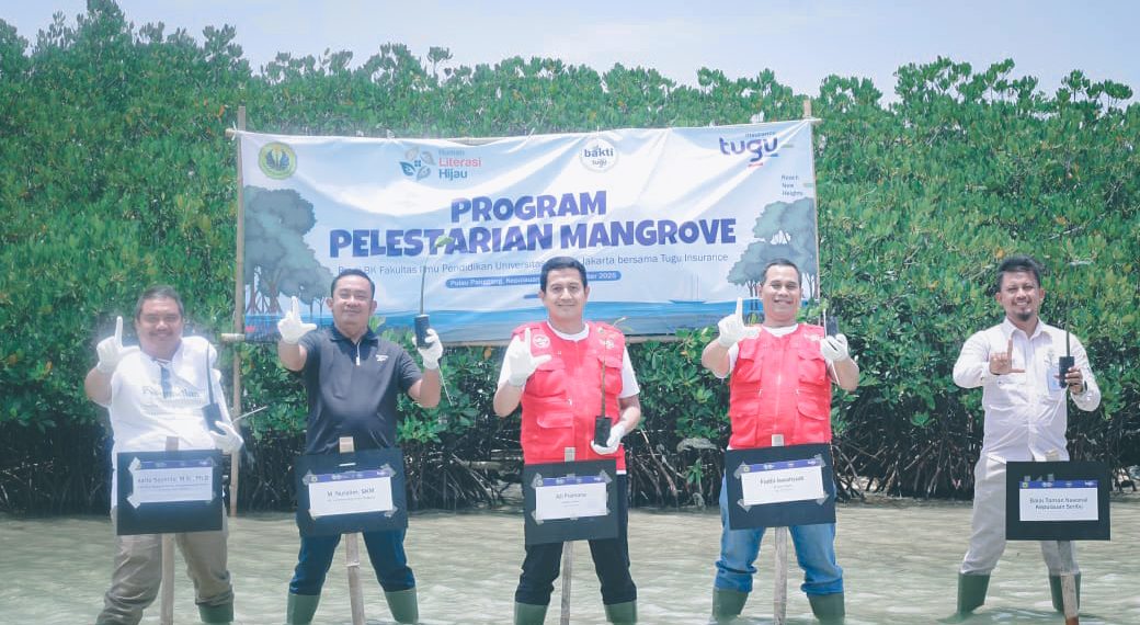 Tugu Insurance Jaga Kelestarian Lingkungan dengan Tanam Mangrove