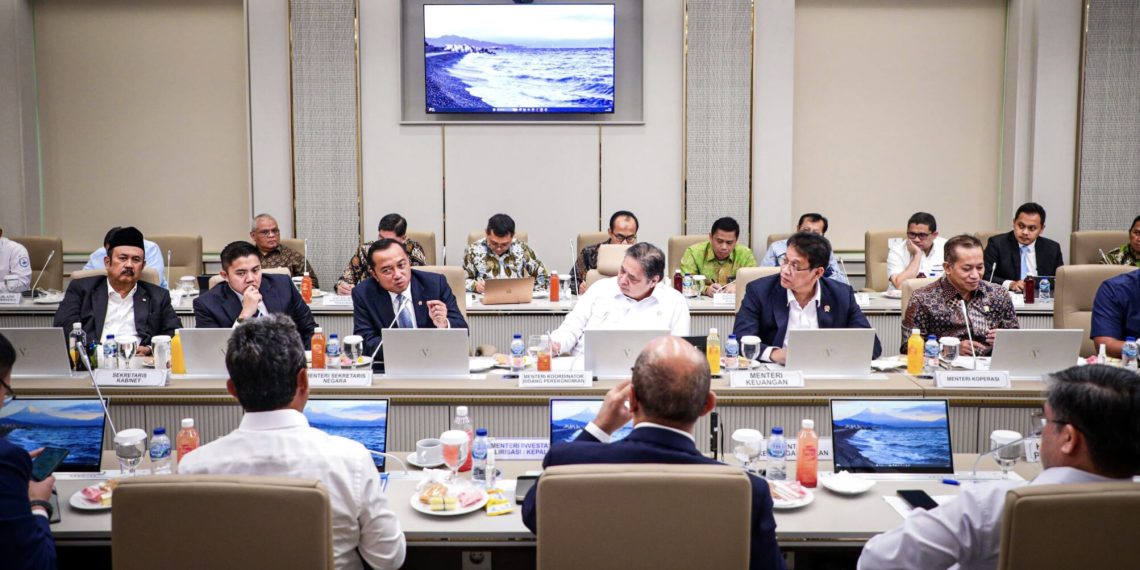 Sekretaris Kabinet (Seskab) Teddy Indra Wijaya menghadiri rapat koordinasi terbatas (rakortas) bersama dengan jajaran Kabinet Merah Putih, pada Rabu, 1 Oktober 2025. (Foto: Istimewa)