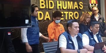 Wakil Direktur Siber Polda Metro Jaya, AKBP Fian Yunus (tengah depan) saat konferensi pers penangkapan akun Bjorka di Jakarta, Kamis (2/10/2025). Foto: Kompas.com