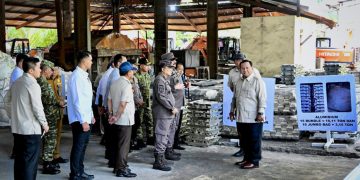 Presiden Prabowo Subianto menyaksikan secara langsung Penyerahan Aset Barang Rampasan Negara (BRN) kepada PT Timah Tbk., yang digelar di Smelter PT Tinindo Internusa, Kota Pangkal Pinang, Provinsi Kepulauan Bangka Belitung, pada Senin, 6 Oktober 2025. (Foto: BPMI Setpres) Read more: https://setkab.go.id/presiden-prabowo-saksikan-penyerahan-aset-rampasan-negara-ke-pt-timah/