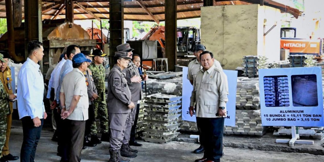 Presiden Prabowo Subianto menyaksikan secara langsung Penyerahan Aset Barang Rampasan Negara (BRN) kepada PT Timah Tbk., yang digelar di Smelter PT Tinindo Internusa, Kota Pangkal Pinang, Provinsi Kepulauan Bangka Belitung, pada Senin, 6 Oktober 2025. (Foto: BPMI Setpres)