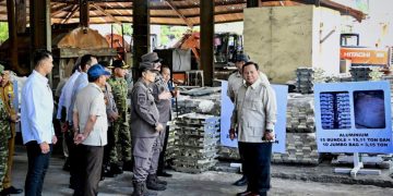 Presiden Prabowo Subianto menyaksikan secara langsung Penyerahan Aset Barang Rampasan Negara (BRN) kepada PT Timah Tbk., yang digelar di Smelter PT Tinindo Internusa, Kota Pangkal Pinang, Provinsi Kepulauan Bangka Belitung, pada Senin, 6 Oktober 2025. (Foto: BPMI Setpres)