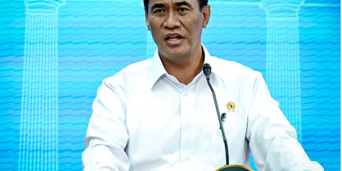 Menteri Pertanian Andi Amran Sulaiman menyampaikan keterangan pers kepada awak media usai rapat terbatas yang membahas ketahanan pangan di Istana Merdeka, Jakarta, pada Kamis, 9 Oktober 2025. (Foto: BPMI Setpres)