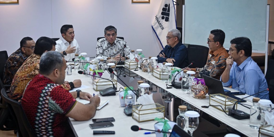Seskab Teddy menghadiri rapat dengan Menteri Ketenagakerjaan (Menaker) Yassierli dan Wakil Menteri Ketenagakerjaan (Wamenaker) Afriansyah Noor beserta sejumlah jajaran Kementerian Ketenagakerjaan, di Jakarta, Jumat (10/10/2025). (Foto: Setkab)