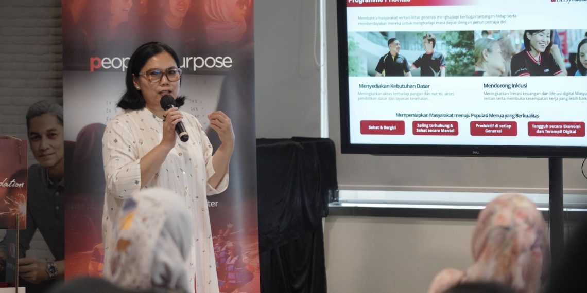 Head of Group Strategic Marketing & Communications PT Bank DBS Indonesia Mona Monika memaparkan komitmen DBS Foundation untuk memberikan dana hibah sebesar Rp48 miliar untuk mendorong pertumbuhan inklusif bagi masyarakat rentan di Indonesia,