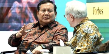 Presiden Republik Indonesia Prabowo Subianto berdialog dengan Chairman and Editor-in-Chief Forbes Media, Steve Forbes pada Forbes Global CEO Conference 2025 yang berlangsung di Hotel The St. Regis, Jakarta, pada Rabu, 15 Oktober 2025. Foto: BPMI Setpres