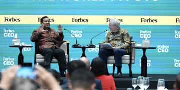 Presiden Republik Indonesia Prabowo Subianto berdialog dengan Chairman and Editor-in-Chief Forbes Media, Steve Forbes pada Forbes Global CEO Conference 2025 yang berlangsung di Hotel The St. Regis, Jakarta, pada Rabu, 15 Oktober 2025. Foto: BPMI Setpres