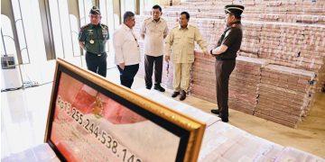 Presiden Prabowo Subianto menyaksikan secara langsung penyerahan uang pengganti kerugian negara sebesar Rp13.255.244.538.149,00 dalam perkara tindak pidana korupsi pemberian fasilitas ekspor Crude Palm Oil (CPO) dan turunannya, dari Kejaksaan Agung kepada Kementerian Keuangan di Gedung Utama Kompleks Kejaksaan Agung RI, Jakarta, pada Senin, 20 Oktober 2025. Foto: BPMI Setpres