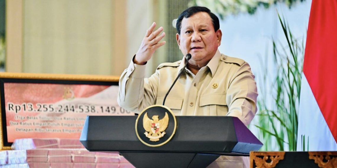 Presiden Prabowo Subianto menyampaikan sambutannya di Gedung Utama Kompleks Kejaksaan Agung RI, Jakarta, pada Senin, 20 Oktober 2025. Foto: BPMI Setpres