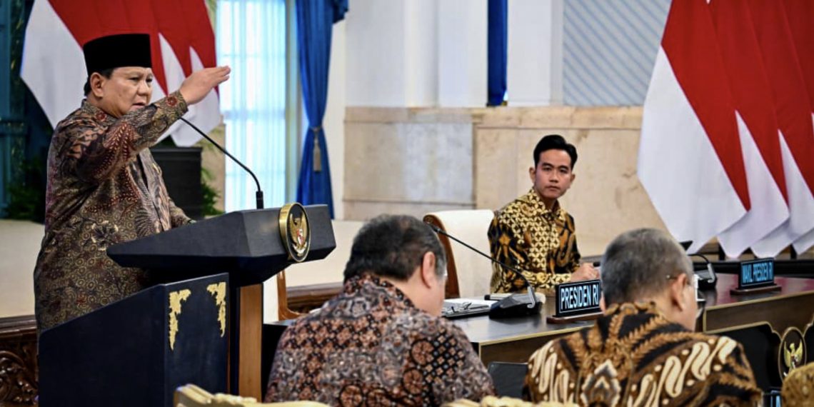 Presiden Prabowo Subianto menyampaikan pengantar dalam Sidang Kabinet Paripurna (SKP) yang digelar di Istana Negara, Jakarta, pada Senin, 20 Oktober 2025. (Foto: BPMI Setpres)