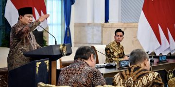 Presiden Prabowo Subianto menyampaikan pengantar dalam Sidang Kabinet Paripurna (SKP) yang digelar di Istana Negara, Jakarta, pada Senin, 20 Oktober 2025. (Foto: BPMI Setpres)