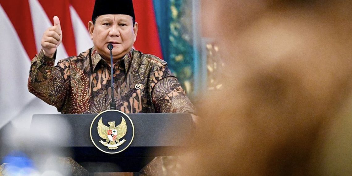 Presiden Prabowo Subianto menyampaikan pengantar dalam Sidang Kabinet Paripurna (SKP) yang digelar di Istana Negara, Jakarta, pada Senin, 20 Oktober 2025. (Foto: BPMI Setpres)