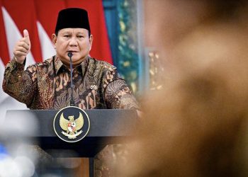 Presiden Prabowo Subianto menyampaikan pengantar dalam Sidang Kabinet Paripurna (SKP) yang digelar di Istana Negara, Jakarta, pada Senin, 20 Oktober 2025. (Foto: BPMI Setpres)