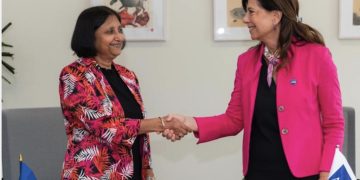 Direktur Pelaksana sekaligus CFO World Bank Group Anshula Kant (kiri) dan Wakil Presiden ADB untuk Keuangan dan Manajemen Risiko, Roberta Casali dalam acara penandatanganan perjanjian pertukaran eksposur (exposure exchange agreement/EEA) senilai USD3 miliar. (foto: Ist)