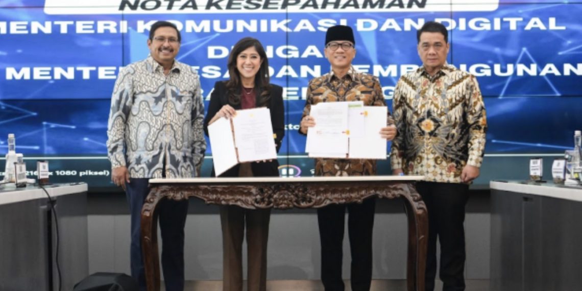 Nota kesepahaman (MoU) antara Kementerian Komunikasi dan Digital dan Kementerian Desa dan Pembangunan Daerah Tertinggal (Kemendes PDT) sebagai langkah percepatan pembangunan konektivitas desa.
