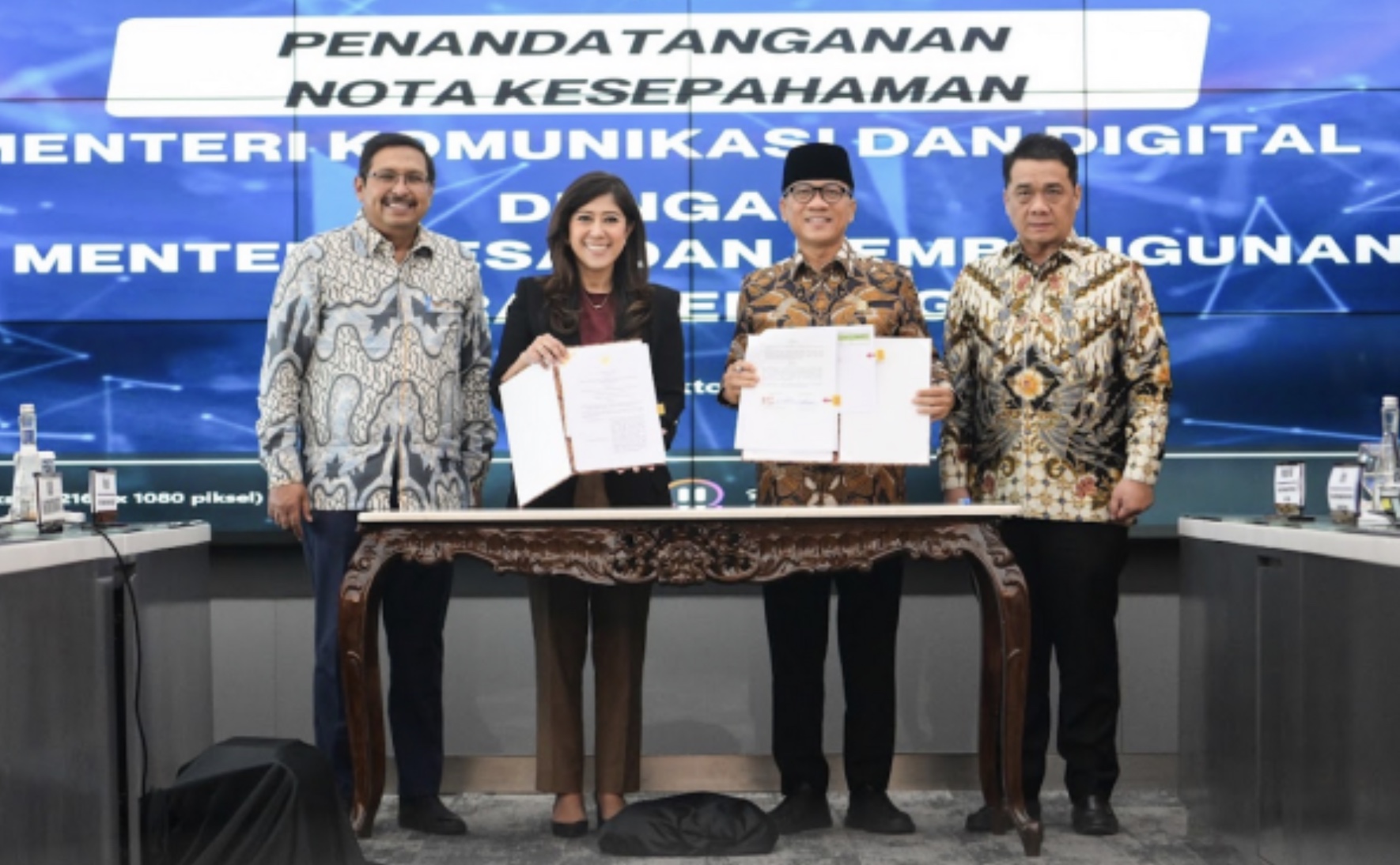 Nota kesepahaman (MoU) antara Kementerian Komunikasi dan Digital dan Kementerian Desa dan Pembangunan Daerah Tertinggal (Kemendes PDT) sebagai langkah percepatan pembangunan konektivitas desa.