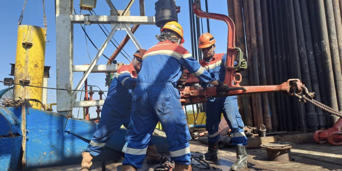 Tim Lapangan Jatibarang melaksanakan uji produksi pada Sumur South Akasia Cinta (SAC)-001