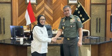 epala Staf TNI Angkatan Darat (KSAD), Jenderal TNI Maruli Simanjuntak saat menerima kunjungan Wakil Kepala Badan Gizi Nasional (BGN) Nanik Sudaryati Deyang di Markas Besar TNI AD, di Jakarta, Kamis, (30/10).
