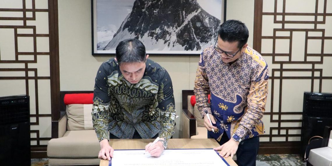 Ki-ka: Devi Agustino Haryanto (kiri), Wealth Management Product Head Hana Bank, dan PT Principal Asset Management (Principal Indonesia) Kemal Fajri Mohsin, Direktur Principal Indonesia, menandatangani kerja sama distribusi produk reksa dana. (Foto: Istimewa)