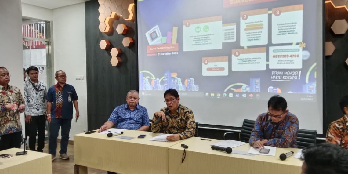 Menteri Keuangan (Menkeu) Purbaya Yudhi Sadewa (tengah) dalam media briefing Kemenkeu, Jumat, 24 Oktober 2025. (Foto: M. Adrianto)