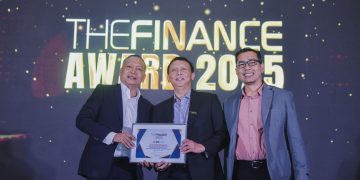 Komisaris Utama SG Finance, Robertus Maria Bambang Gunawan menerima penghargaan dalam ajang Top 20 Financial Institutions Award 2025. Penghargaan diserahkan langsung oleh Chairman Infobank Media Group, Eko B. Supriyanto didampingi Direktur Infobank Institute, TB Rully Ferdian, di Bali Room, Hotel Indonesia Kempinski, Jakarta, pada Selasa, 28 Oktober 2025. (Foto: M. Zulfikar)
