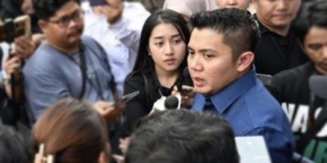 Sekretaris Kabinet Teddy Indra Wijaya memberikan keterangannya kepada awak media usai meninjau Sekolah Rakyat Menengah Atas 33 di Tangerang Selatan, pada Minggu, 19 Oktober 2025. (Foto: BPMI Setpres)