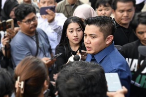 Sekretaris Kabinet Teddy Indra Wijaya memberikan keterangannya kepada awak media usai meninjau Sekolah Rakyat Menengah Atas 33 di Tangerang Selatan, pada Minggu, 19 Oktober 2025. (Foto: BPMI Setpres)