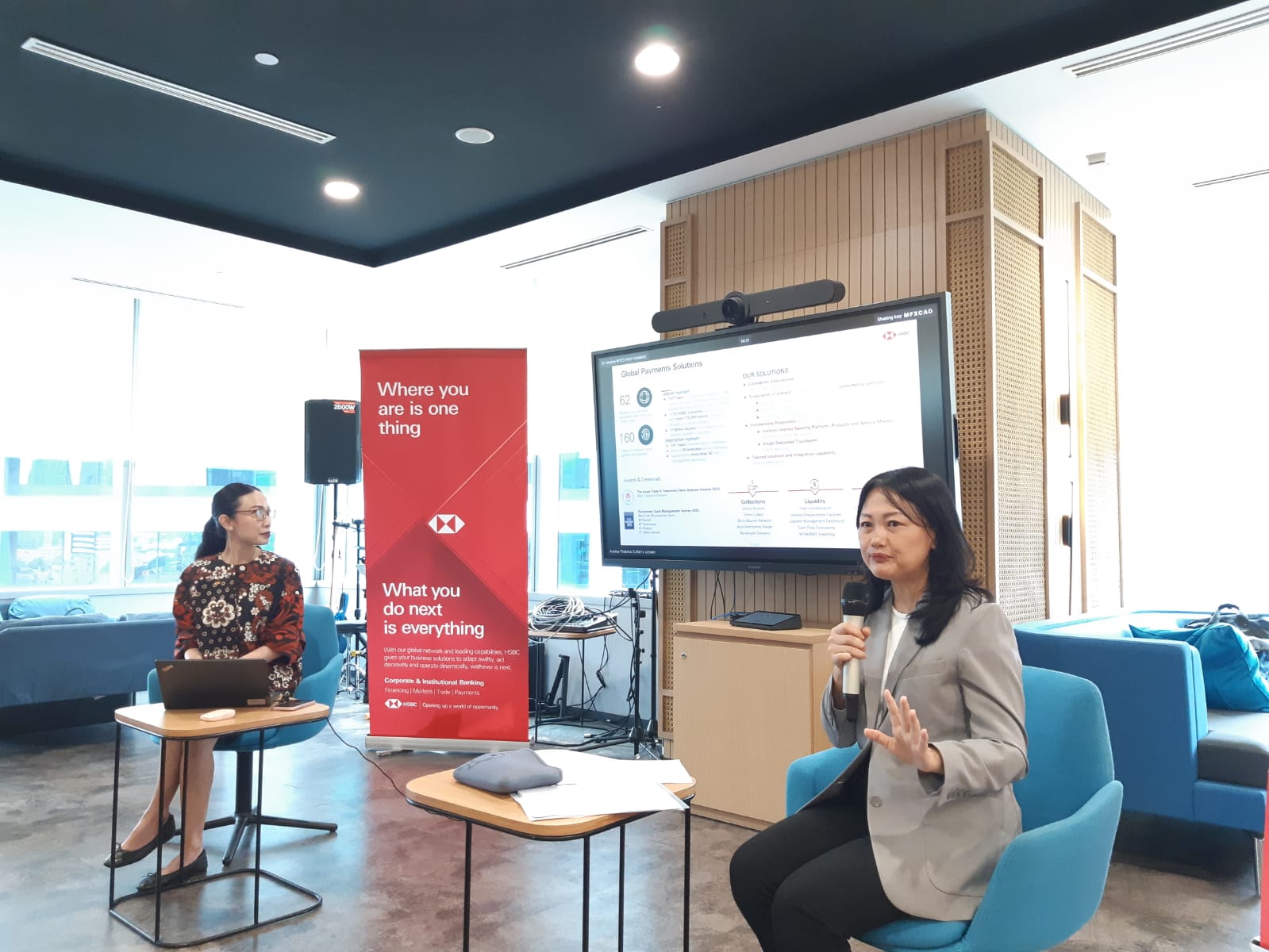 Head of Global Payments Solutions HSBC Indonesia, Anne Suhandojo (kanan) di Jakarta, Kamis (16/10). (Foto: Steven Widjaja)
