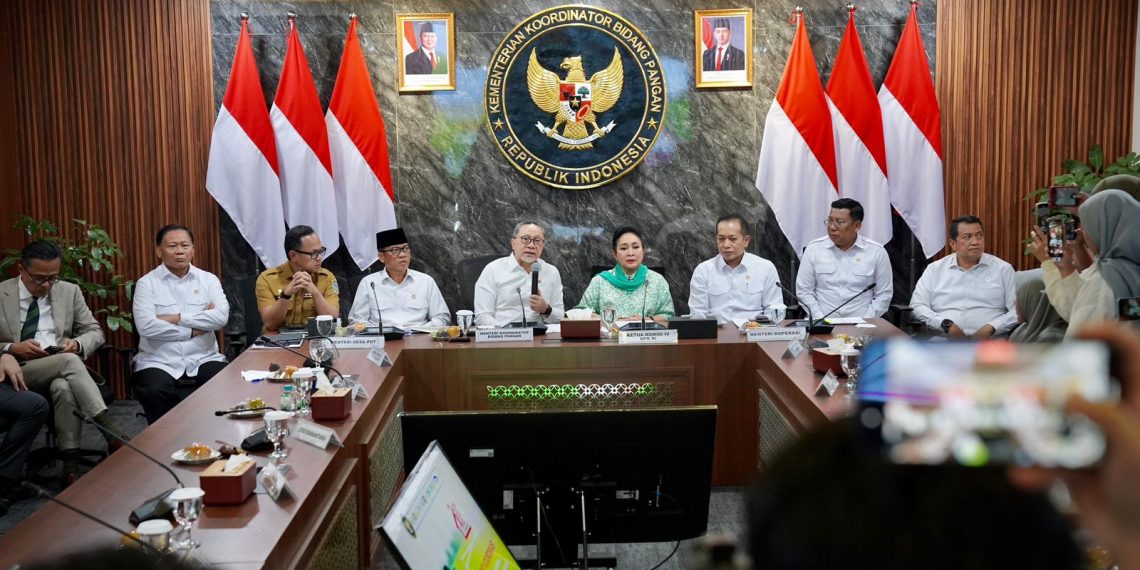 Rapat Koordinasi Satgas Nasional Percepatan Pembentukan Koperasi Desa/Kelurahan Merah Putih, di kantor Kemenko Pangan, Jakarta, Senin (29/9).