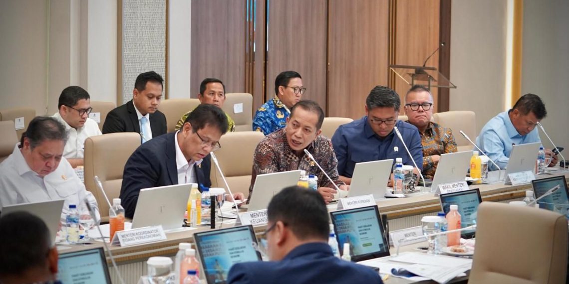 Rapat Koordinasi Akeselerasi Pertumbuhan Ekonomi Triwulan IV-2025 yang dipimpin Menteri Koordinator Bidang Perekonomian Airlangga Hartarto di Wisma Danantara Jakarta, Rabu (1/10).