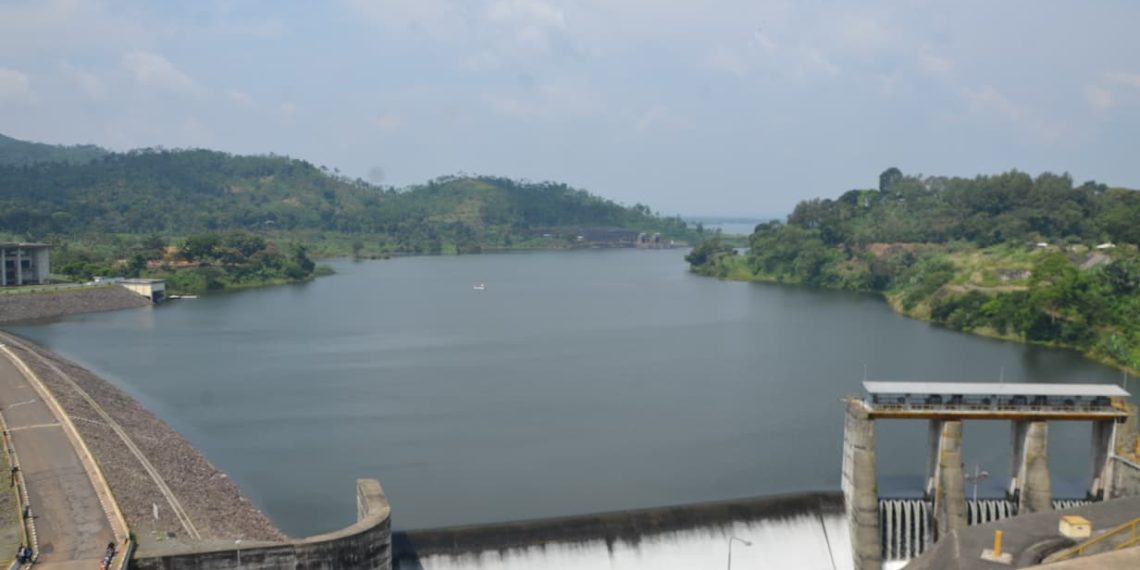 Tampilan Waduk Saguling sebagai lokasi PLTS Terapung Saguling yang diproyeksikan mampu menghasilkan lebih dari 130 Gigawatt hour (GWh) listrik per tahun.