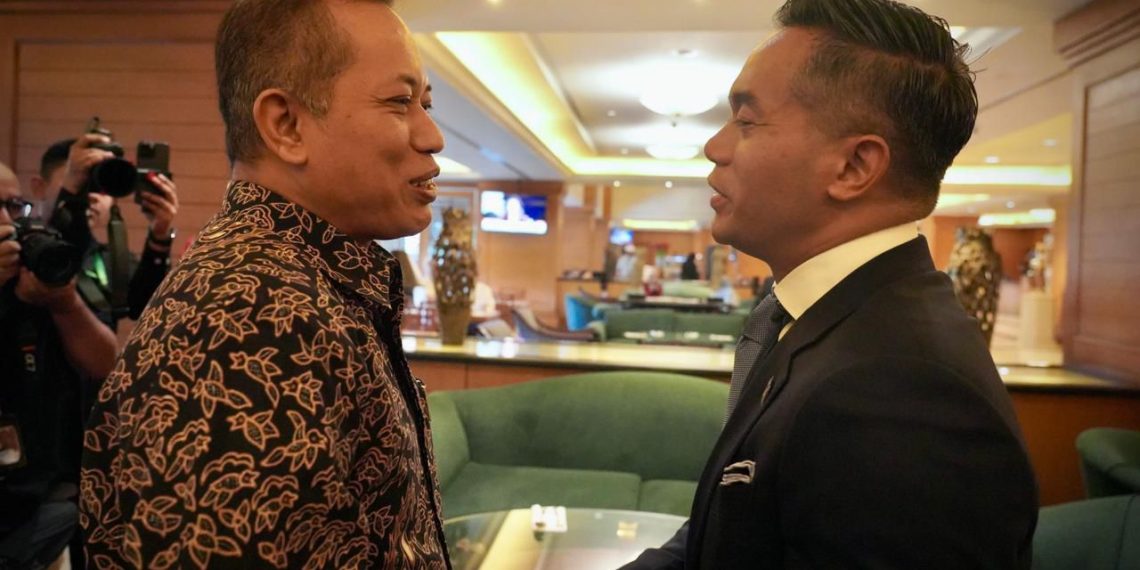 Menteri Koperasi Ferry Juliantono (kiri) dan Ketua Umum Kadin Anindya Bakri dalam acara Diskusi Monthly Economic Diplomacy Breakfast (K-MED) yang diselenggarakan Kadin Indonesia, di Jakarta, Jumat (10/10).