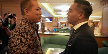 Menteri Koperasi Ferry Juliantono (kiri) dan Ketua Umum Kadin Anindya Bakri dalam acara Diskusi Monthly Economic Diplomacy Breakfast (K-MED) yang diselenggarakan Kadin Indonesia, di Jakarta, Jumat (10/10).