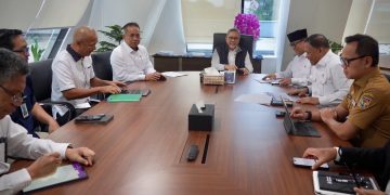 Rapat Koordinasi Satuan Tugas Nasional Percepatan Pembentukan Koperasi Desa/Kelurahan Merah Putih yang dipimpin Menteri Koordinator Bidang Pangan Zulkifli Hasan, di Jakarta, Senin (13/10).