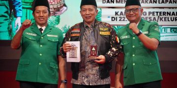 Menkop Ferry dalam Simposium Gerakan Ekonomi Rakyat yang digelar oleh GP Ansor dengan tema "Penguatan Koperasi Desa/Kelurahan (Kopdes/Kel) Merah Putih Melalui Pembentukan Kelompok Usaha Gotong Royong Di Desa-Desa di Bandung, Minggu (19/10).
