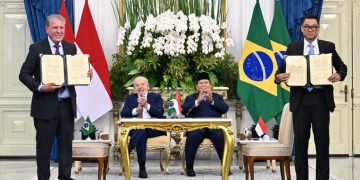 irektur Utama PLN, Darmawan Prasodjo (kanan) dan Indonesia Country Manager J&F, Jose Carlos Grubisich Filho (kiri) menandatangani nota kesepahaman tentang kerja sama studi pengembangan pembangkit listrik tenaga air dalam mendukung transisi energi di Indonesia pada Kamis (23/10) di Istana Merdeka, Jakarta.