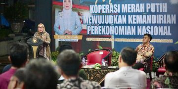 Wakil Menteri Koperasi (Wamenkop) Farida Farichah dalam Kunjungan ke gerai Koperasi Kelurahan Merah Putih Sukorejo Kec Sukorejo Kota Blitar, Minggu (26/10).