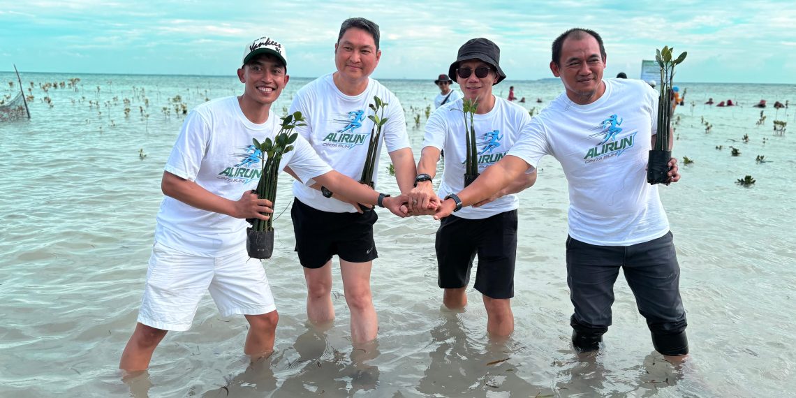 Dirut Maximus Insurance, Jemmy Atmadja (kiri) bersama Wakil Pemimpin Redaksi Infobank, Karnoto Mohamad (tengah) dan perwakilan Kemenpora saat menanam mangrove di Pulau Pari, Kepulauan Seribu, Jakarta, Sabtu (25/10). (Foto: M. Ibrahim)