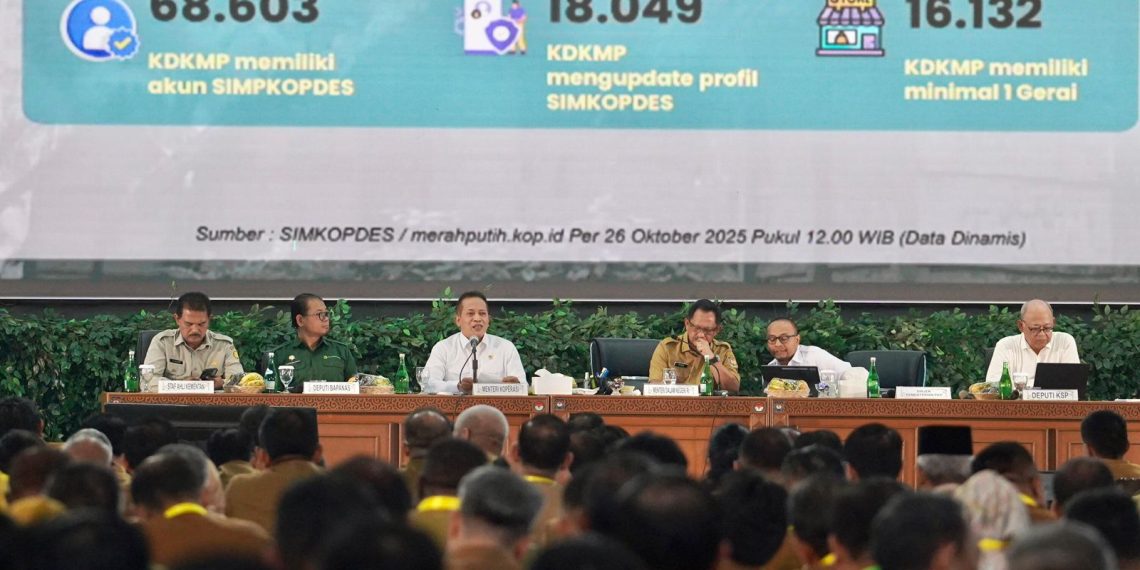 Menkop Ferry Juliantono dalam Rapat Koordinasi Pengendalian Inflasi Daerah dan Program Koperasi Desa/Kelurahan Merah Putih serta Program Tiga Juta Rumah, yang digelar oleh Kementerian Dalam Negeri di Kampus IPDN, Jatinangor, Senin (27/10).
