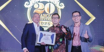 Penghargaan Top 20 Financial Institutions 2025 kategori bank dengan kategori aset Rp100 triliun sampai dengan kurang Rp500 tiliun yang diserahkan langsung kepada Vice President Treasury Bank Jatim R Wahyu Tedjasukmana