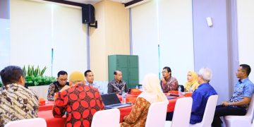 OJK memfasilitasi pertemuan antara pengurus Dana Syariah Indonesia (DSI) dengan para pemberi dana (lender) di Kantor OJK di Jakarta, Selasa (28/10).