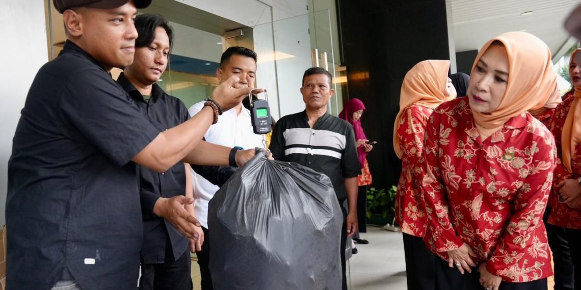 Penasihat Dharma Wanita Persatuan Kemenkop Sita Ferry Juliantono